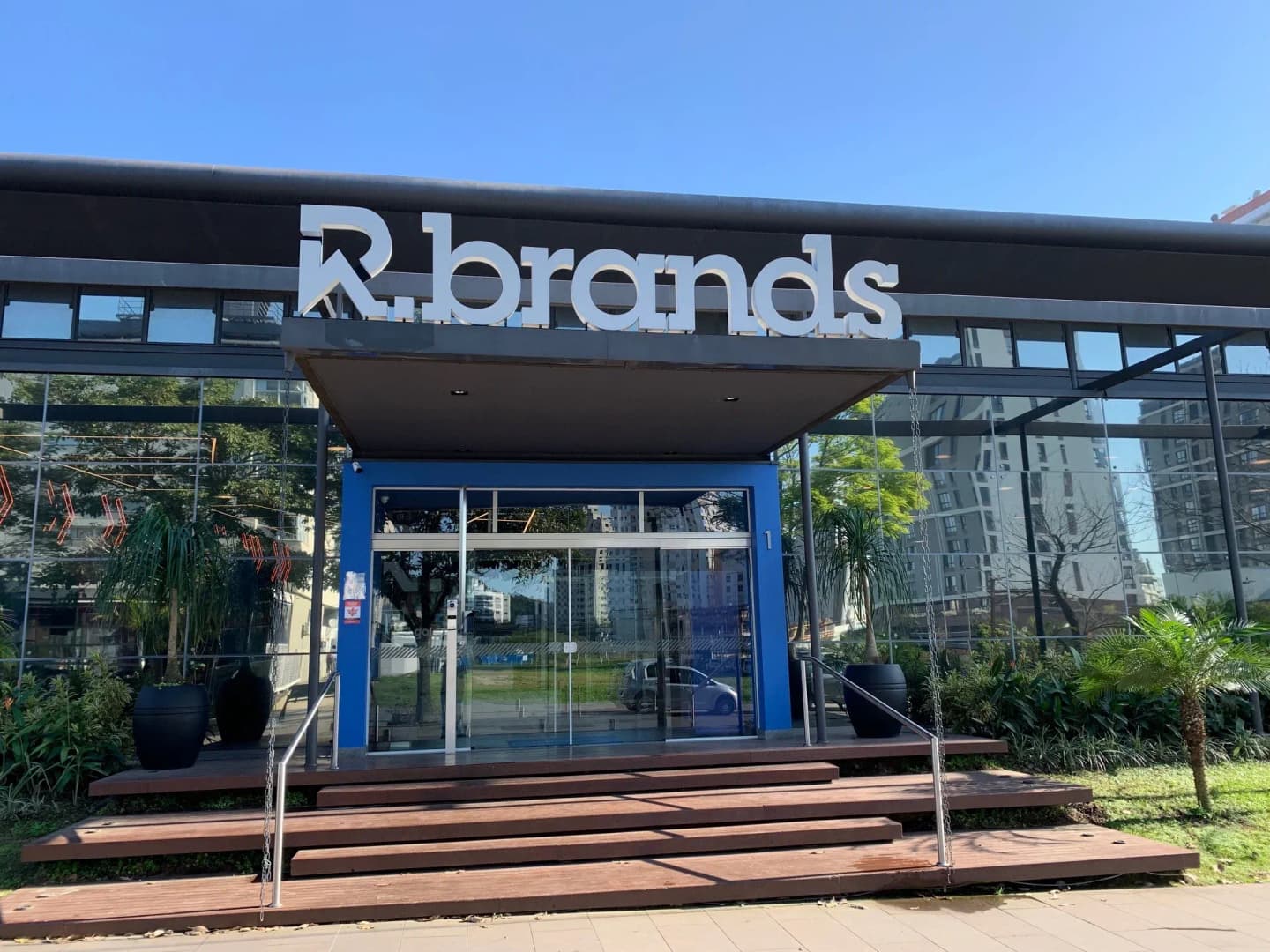 Fachada R.brands.webp